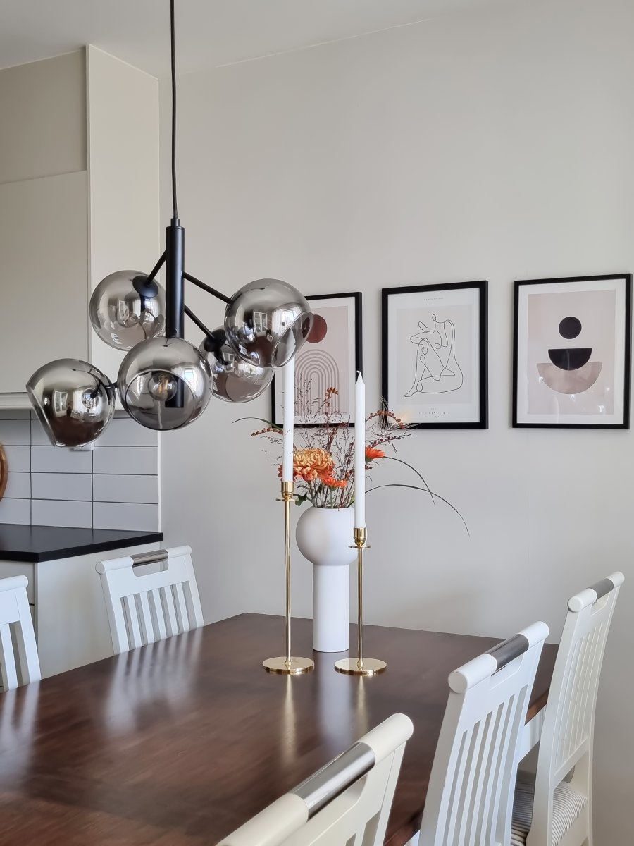 Atom Ø48 Couleur fumée suspension De Aneta Lighting - Les cinq coupoles en verre fum&eacute; assurent une r&eacute;partition agr&eacute;able de la lumi&egrave;re dans la pi&egrave;ce sans &eacute;blouissement.