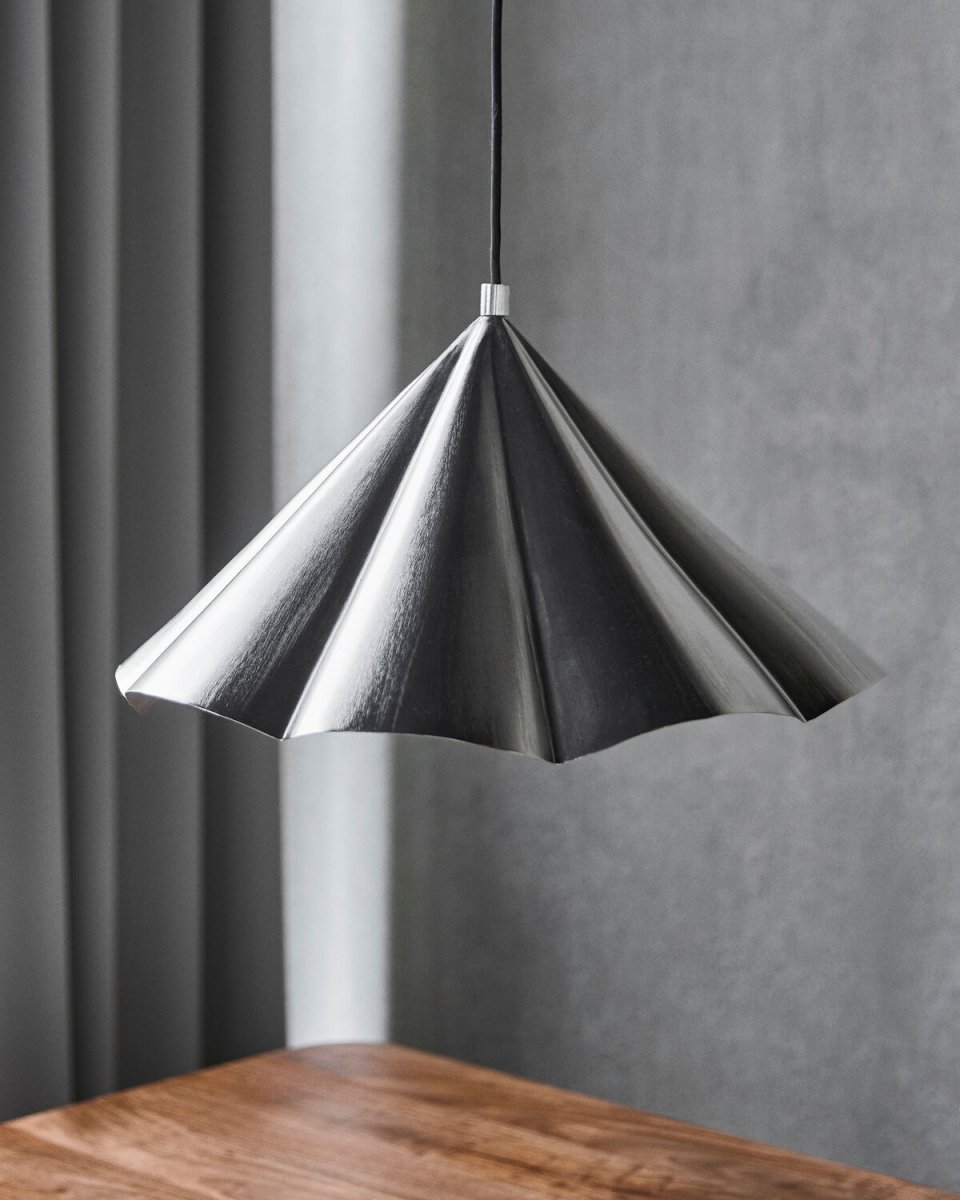 Flola Ø50 Argent suspension De House Doctor - Flola est une suspension d&eacute;corative au design saisissant qui ne manquera pas d'attirer les regards.