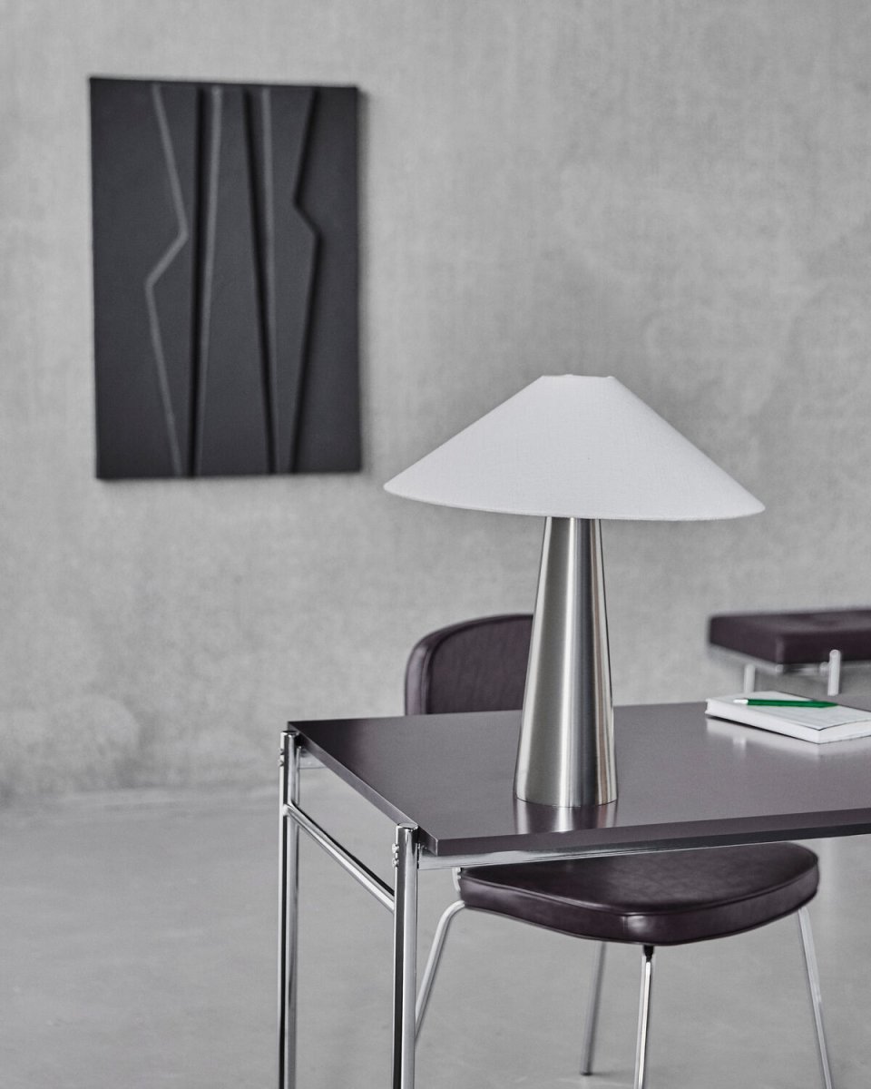 Soffi 48cm Argent lampe de table De House Doctor - La lampe est fournie avec un c&acirc;ble de 2,5 m, un interrupteur et une prise.