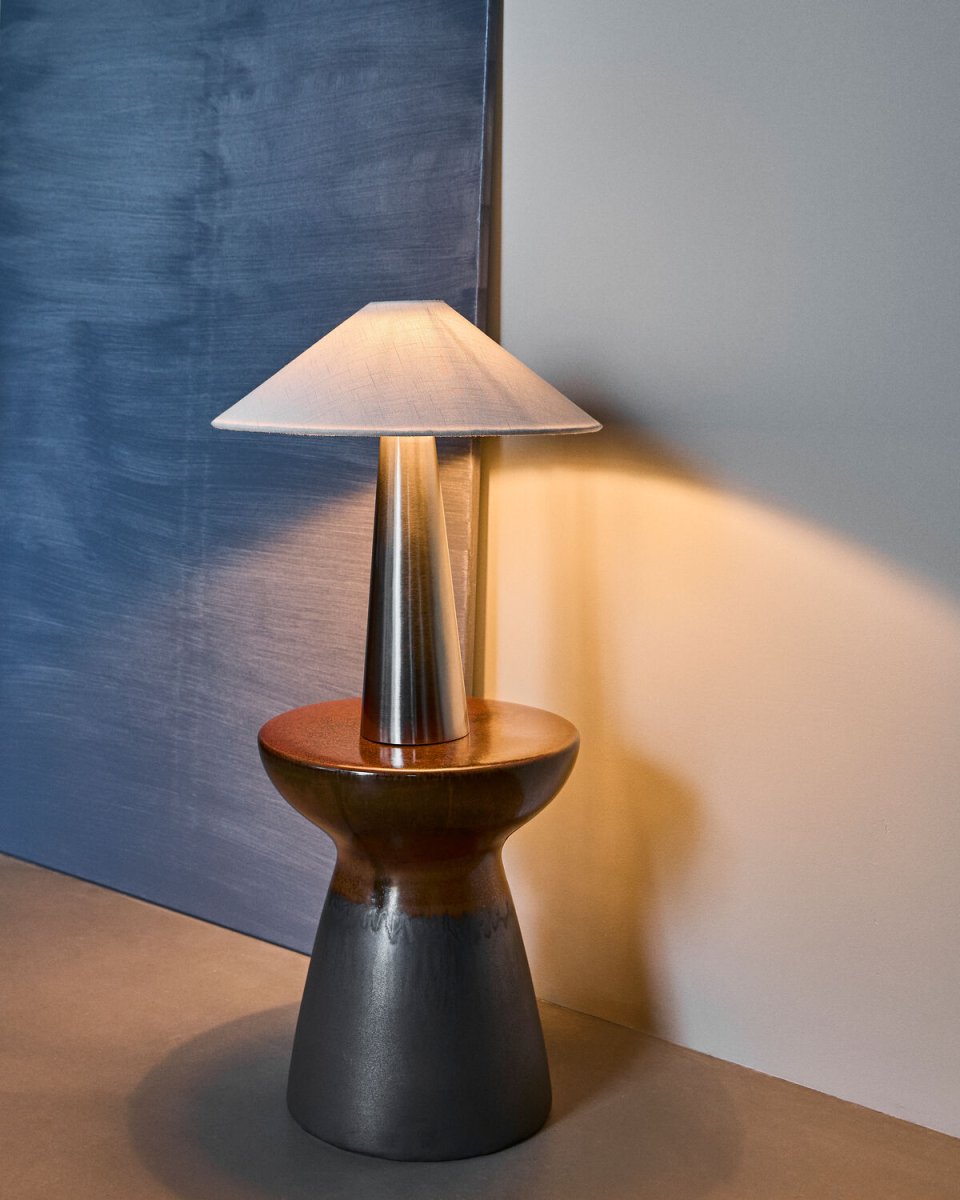 Soffi 48cm Argent lampe de table De House Doctor - La lampe est fournie avec un c&acirc;ble de 2,5 m, un interrupteur et une prise.