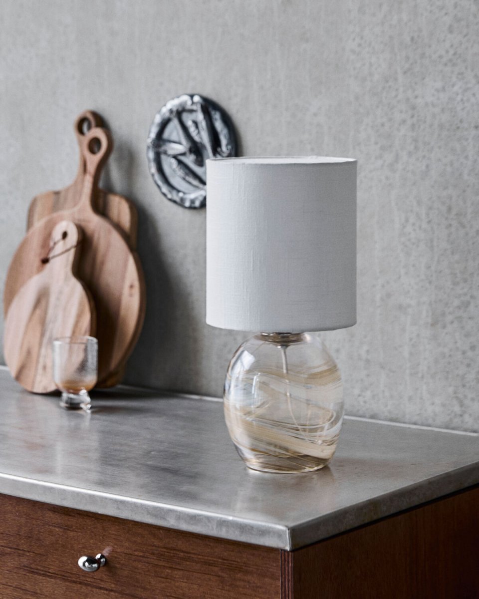 Hite 44cm Blanc cassé lampe de table De House Doctor - La lampe de table Hite est une lampe d&eacute;corative qui allie le verre travaill&eacute; &agrave; la main &agrave; un tissu doux.