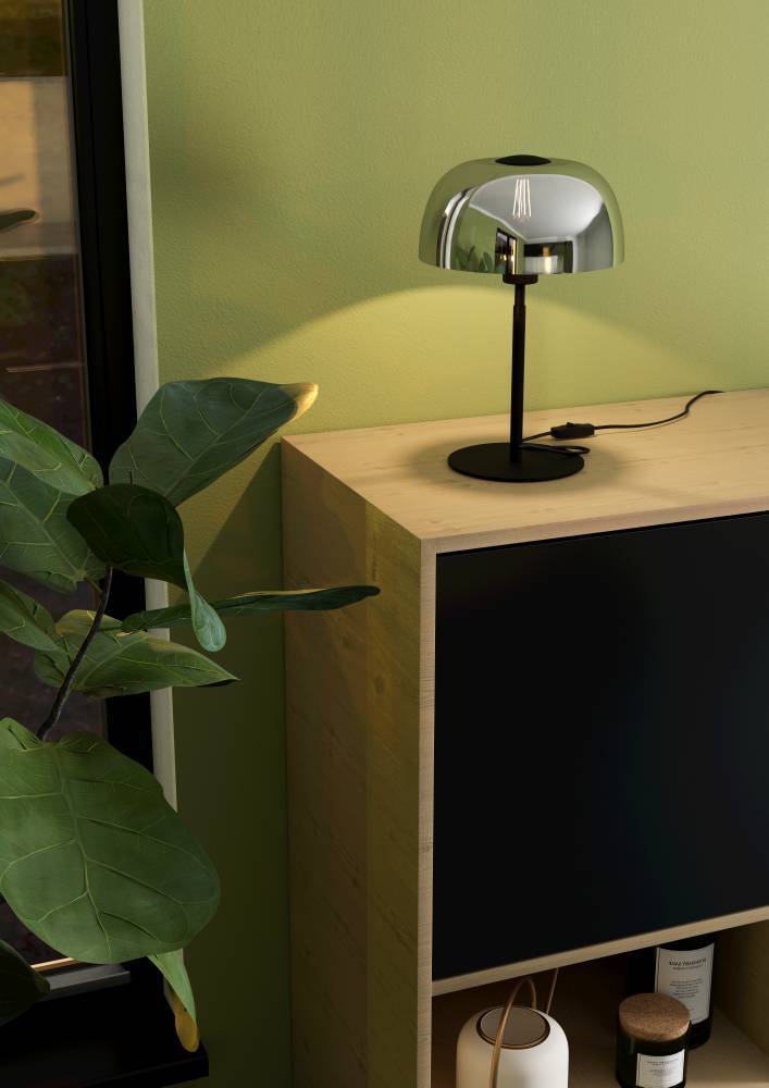 Solo 40cm Noir lampe de table De Eglo - L'abat-jour transparent permet de voir la source lumineuse et fournit un &eacute;clairage d'ambiance parfait pour les salons et les chambres.