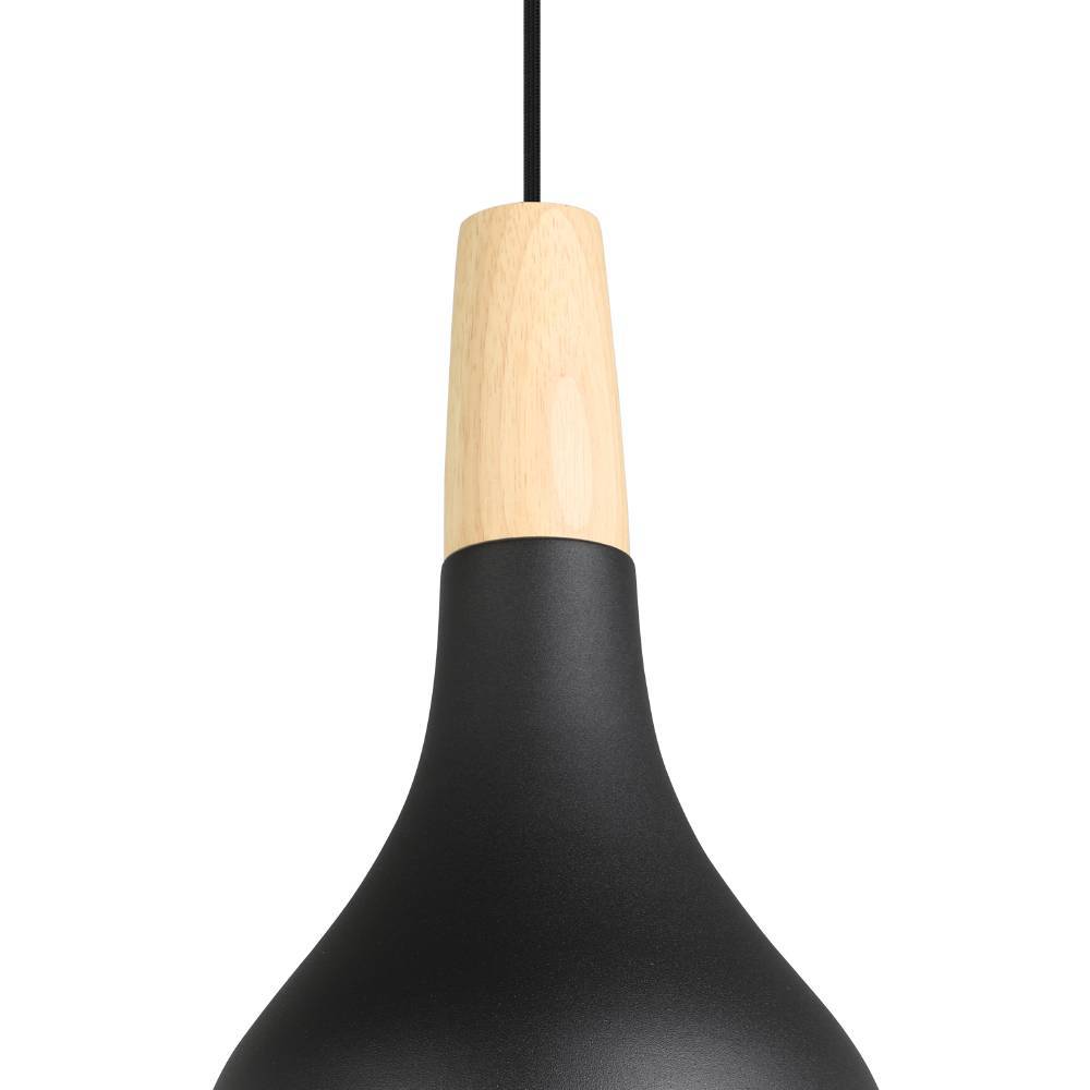 Sabinar Ø18 Noir suspension De Eglo - L'abat-jour noir combiné à des détails en bois crée un look élégant et nordique qui s'intègre parfaitement au-dessus de la cuisine, de la table à manger ou comme spot décoratif.