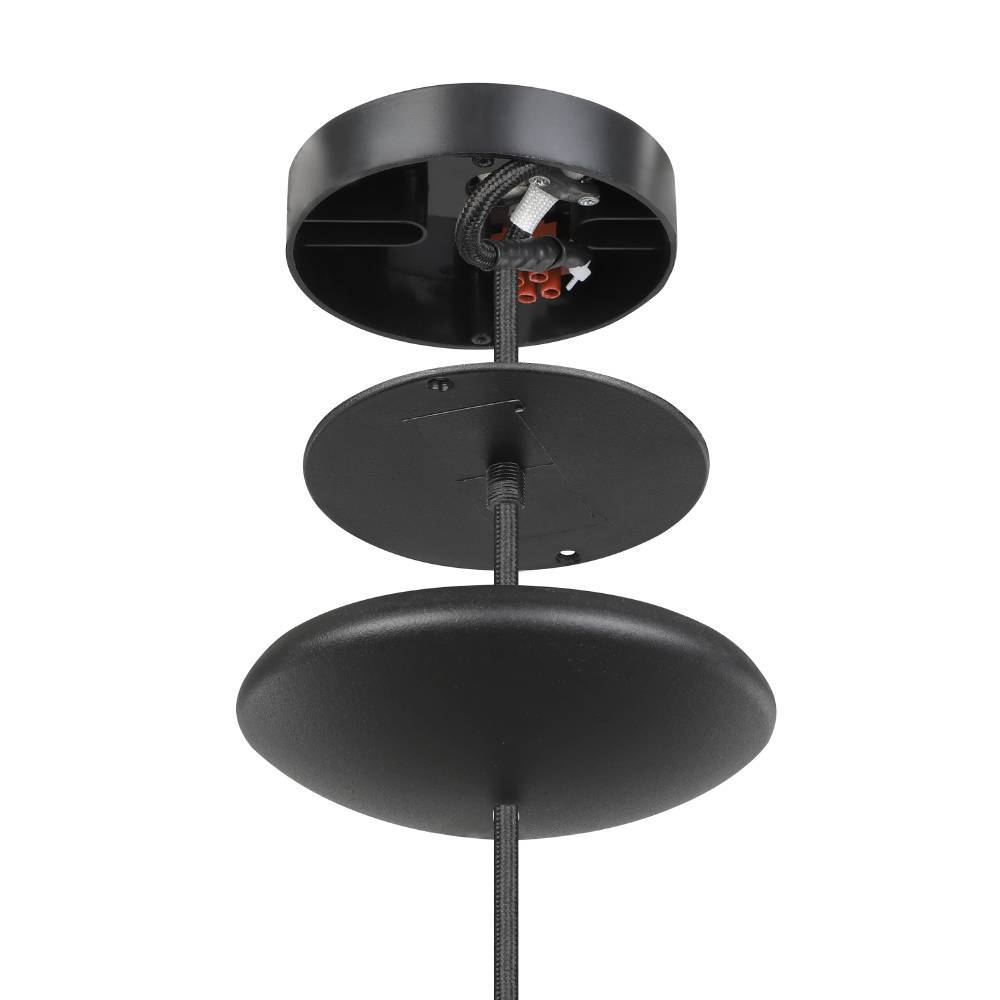 Sabinar Ø18 Noir suspension De Eglo - L'abat-jour noir combiné à des détails en bois crée un look élégant et nordique qui s'intègre parfaitement au-dessus de la cuisine, de la table à manger ou comme spot décoratif.