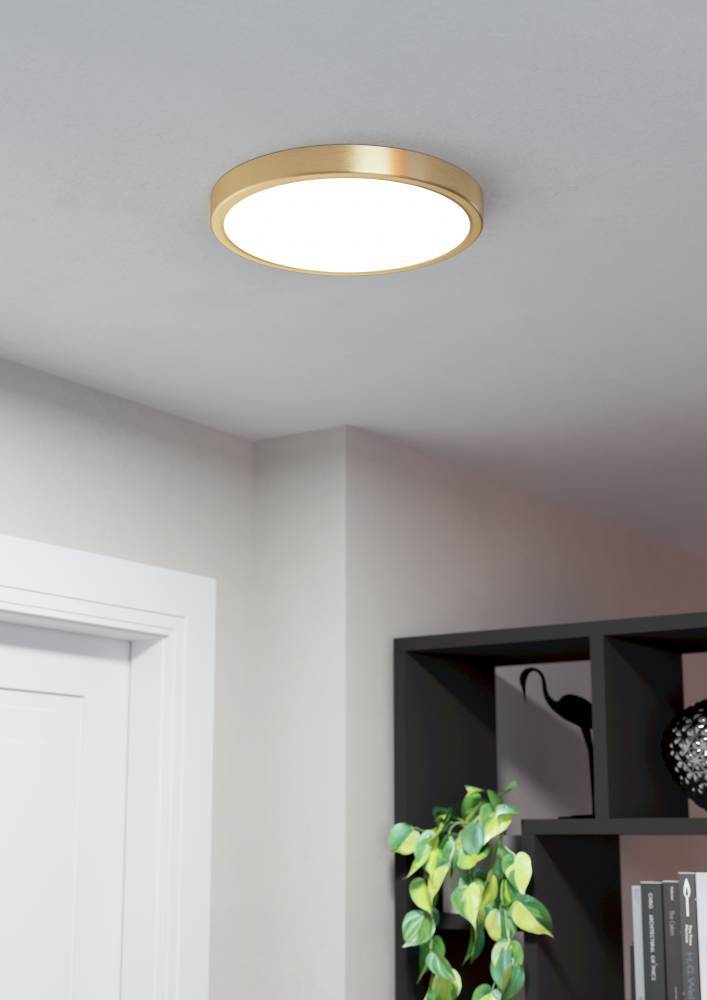 Fueva Ø28 Laiton brossé plafonnier De Eglo - La forme ronde et le diffuseur blanc diffusent une lumi&egrave;re uniforme et agr&eacute;able, parfaite pour &eacute;clairer les petites et grandes pi&egrave;ces.