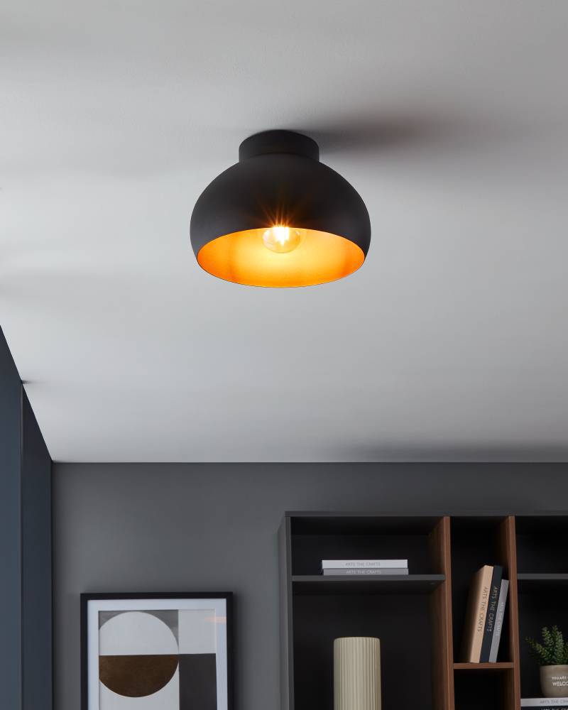 Mogano Ø28 Noir plafonnier De Eglo - Avec sa forme doucement arrondie en finition noire et cuivre, il crée une atmosphère chaleureuse et cosy, parfaite pour le salon, la chambre ou le couloir.