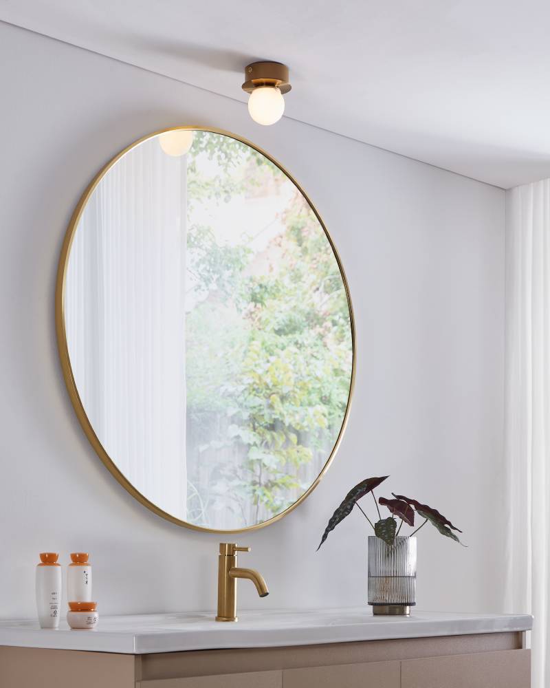 Mosiano Ø11 Or lampe de salle de bain De Eglo - Avec son abat-jour en verre doux et rond et sa base en métal doré, il crée une lumière chaleureuse et invitante, parfaite pour les petits espaces tels que les couloirs ou les salles de bains.