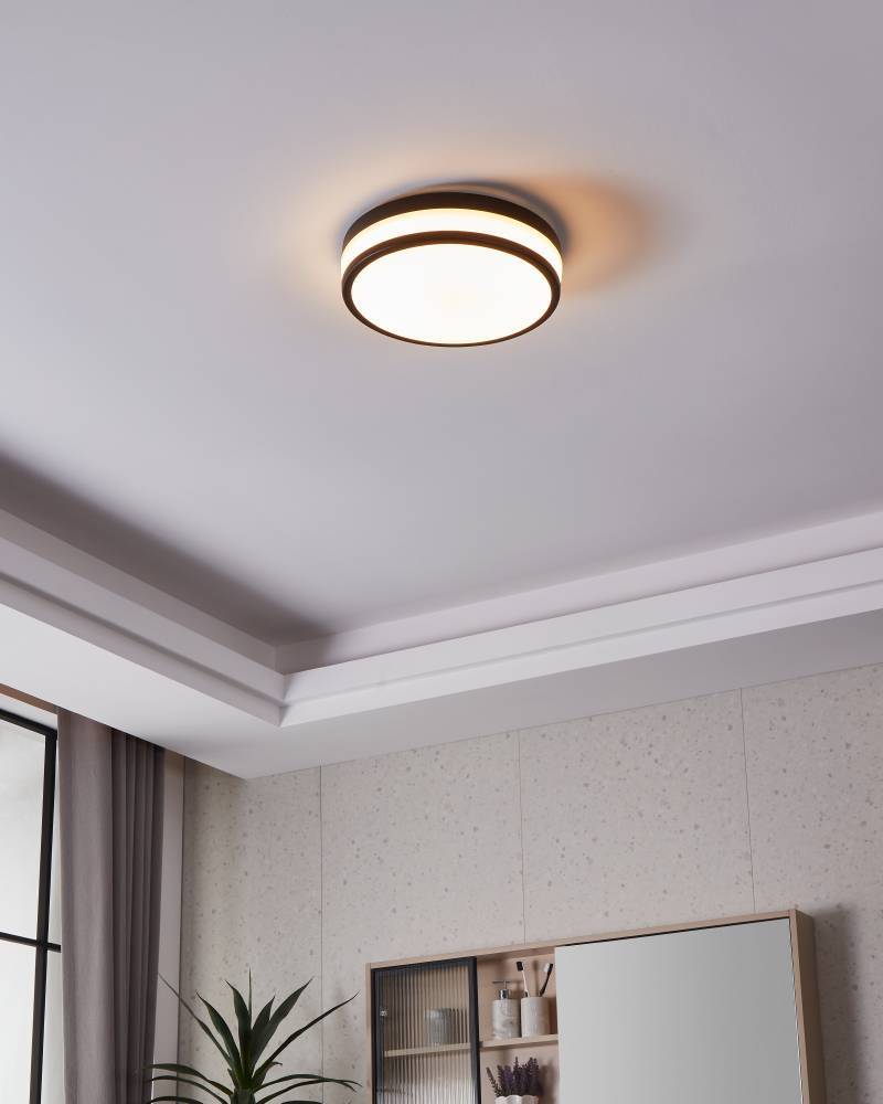 Led Palermo Ø30 Noir lampe de salle de bain De Eglo - La bordure noire confère au plafonnier un aspect élégant et discret tout en contribuant à diffuser une lumière uniforme et agréable dans toute la pièce.