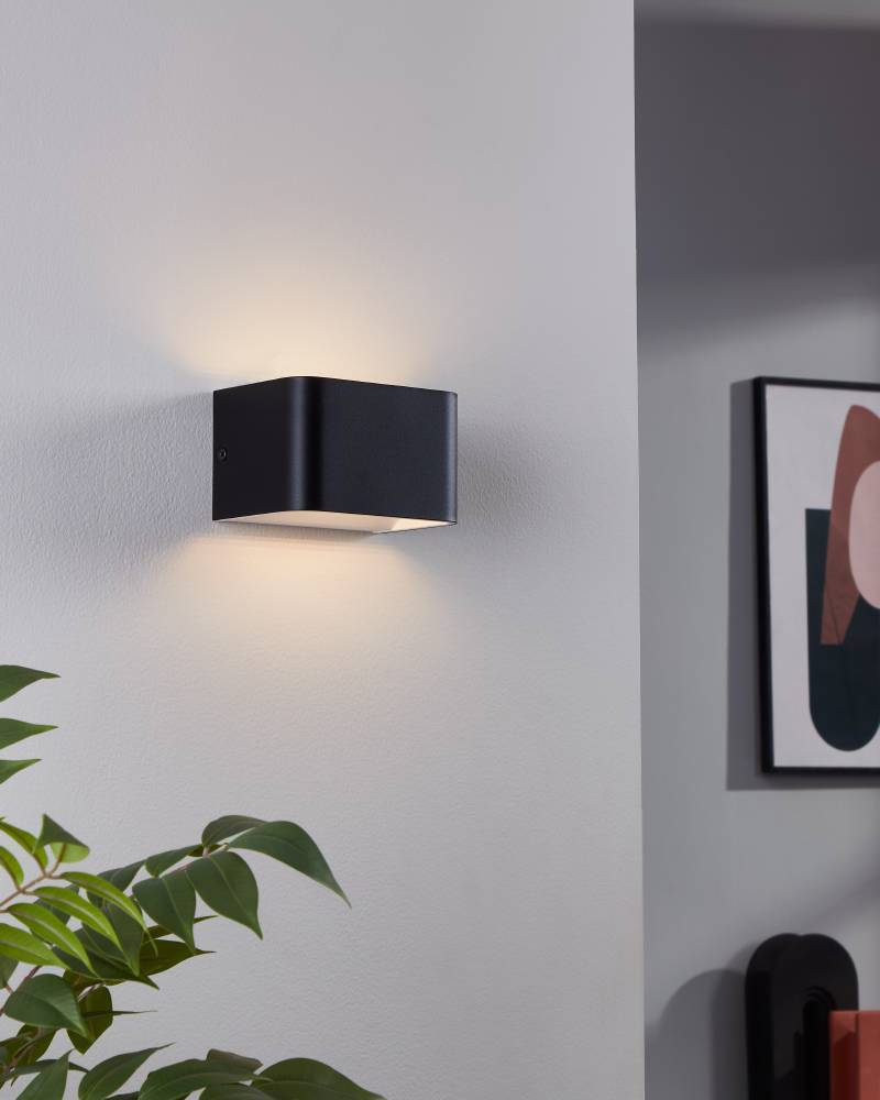 Sania 13cm Noir applique murale De Eglo - Cette applique murale moderne en noir offre un design minimaliste et &eacute;l&eacute;gant qui s'adapte parfaitement &agrave; la plupart des styles d'int&eacute;rieur.