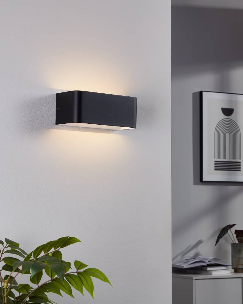 Sania 20cm Noir applique murale De Eglo - Cette applique murale moderne en noir offre un design minimaliste et &eacute;l&eacute;gant qui s'adapte parfaitement &agrave; la plupart des styles d'int&eacute;rieur.