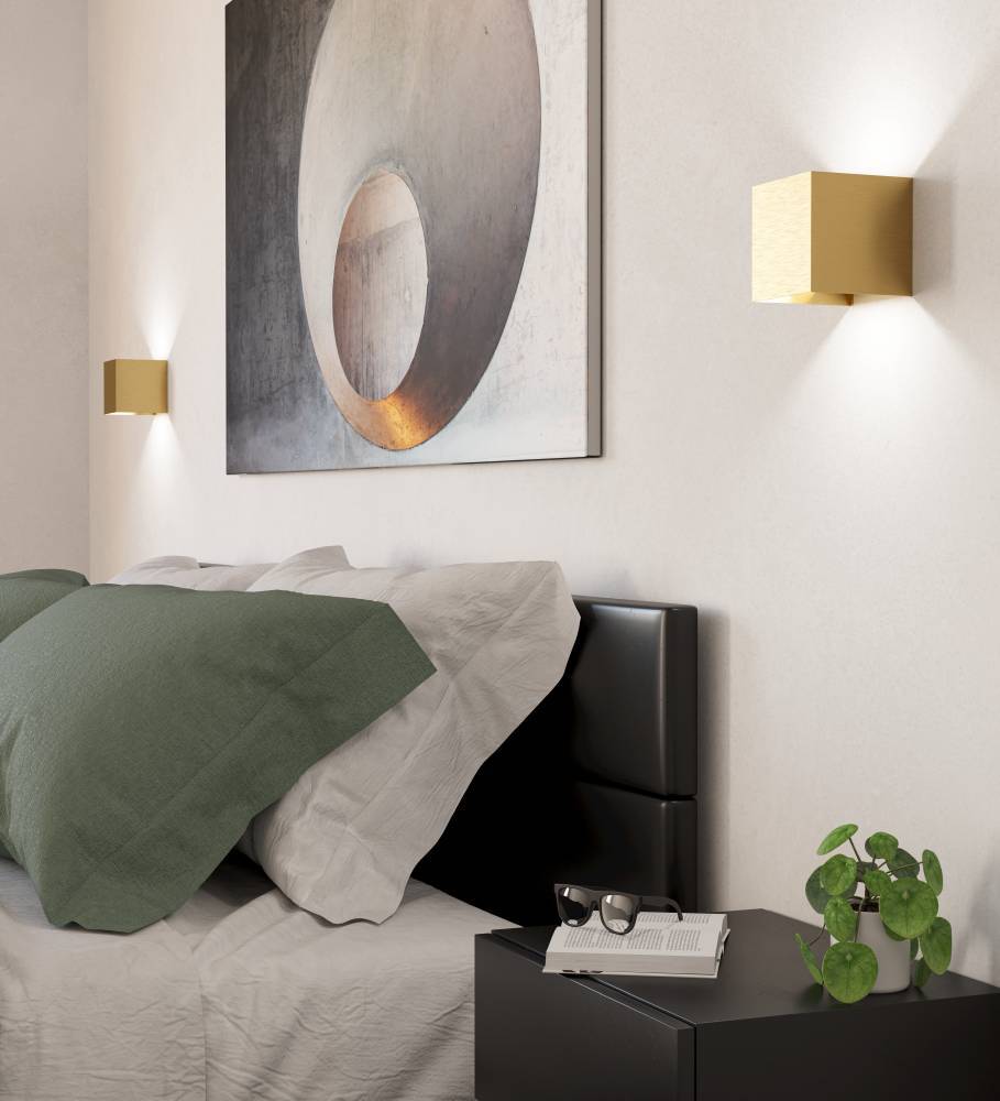 Valmontone 10cm Laiton brossé applique murale De Eglo - La lueur chaleureuse, qui se propage à partir de faisceaux lumineux vers le haut et vers le bas, offre un éclairage harmonieux et doux.