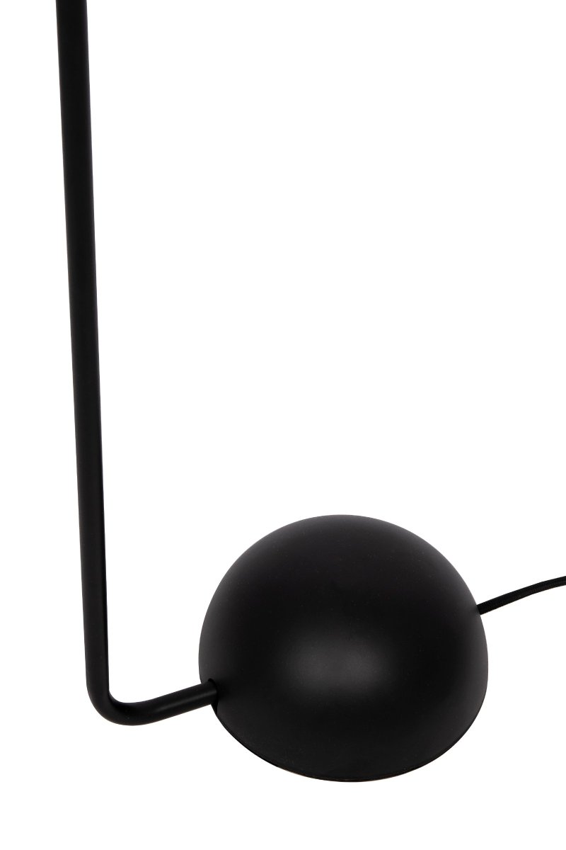 Swan Noir lampadaire De Globen Lighting - L'élégant abat-jour est réglable, ce qui est parfait lorsque vous vous détendez dans votre fauteuil préféré pour lire un livre.
