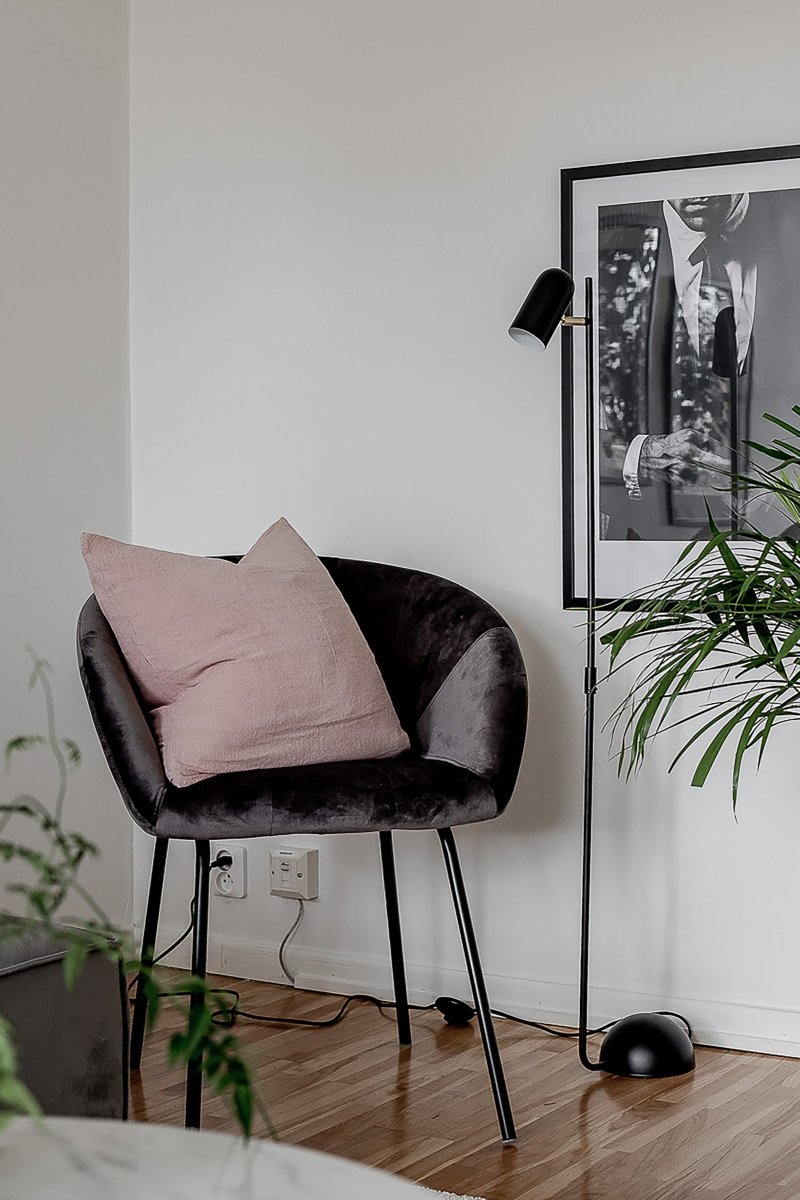 Swan Noir lampadaire De Globen Lighting - L'élégant abat-jour est réglable, ce qui est parfait lorsque vous vous détendez dans votre fauteuil préféré pour lire un livre.