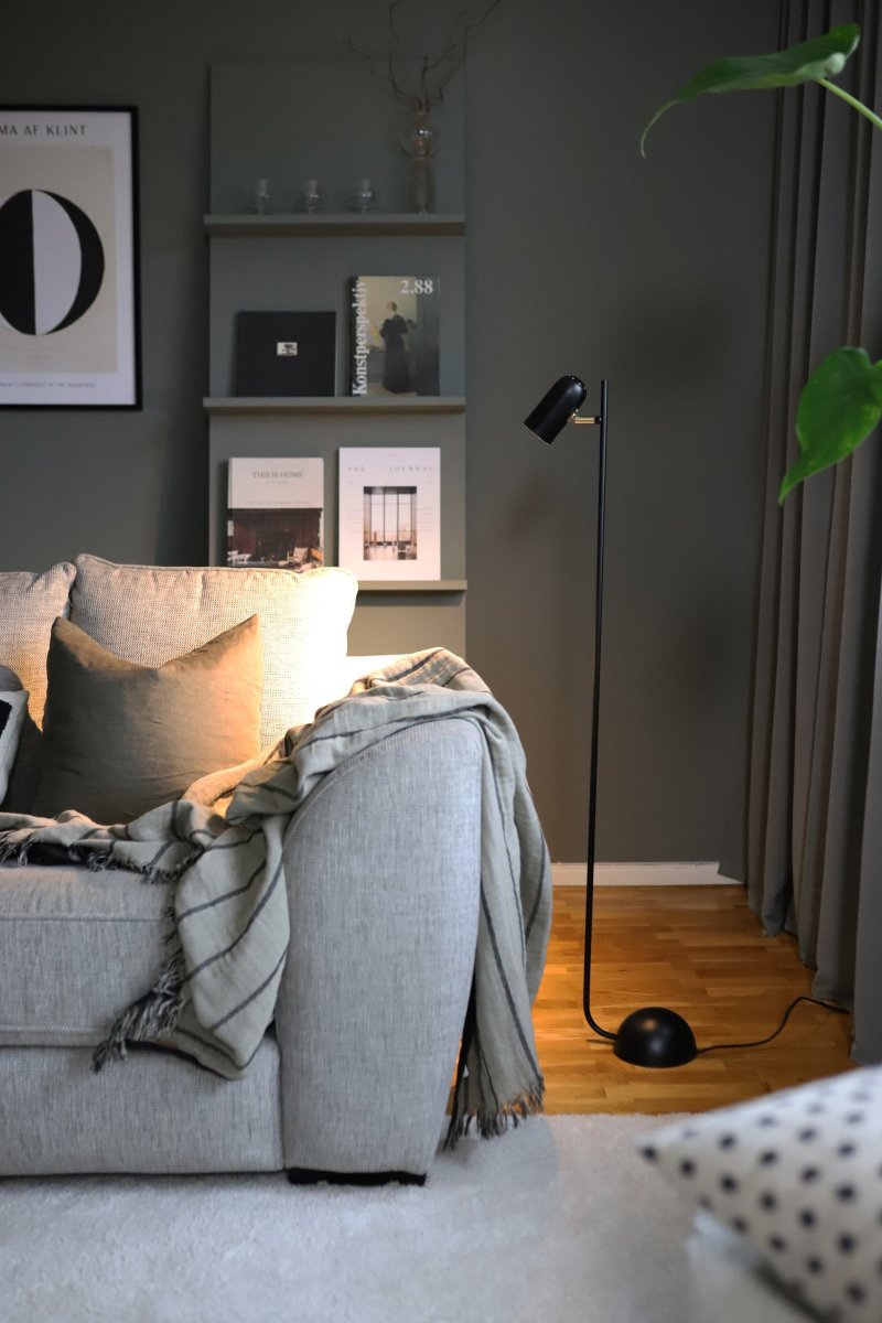 Swan Noir lampadaire De Globen Lighting - L'élégant abat-jour est réglable, ce qui est parfait lorsque vous vous détendez dans votre fauteuil préféré pour lire un livre.