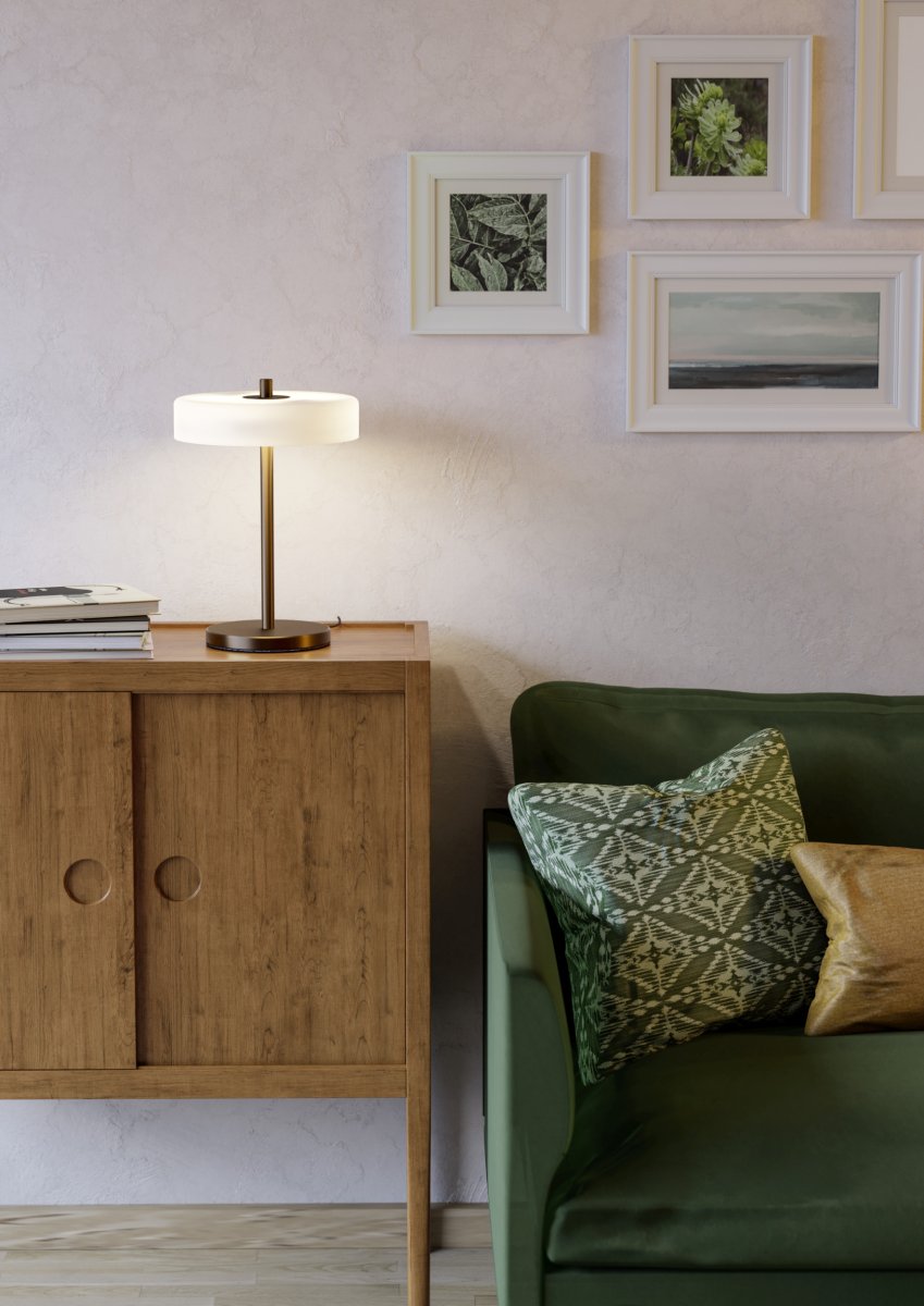 Salve 33cm Bronze lampe de table De Eglo - L'alliance du verre opale blanc et des tons chauds du bronze fait de Salve une lampe de table d&eacute;corative qui trouvera parfaitement sa place sur une table d'appoint, un bureau ou pr&egrave;s d'une fen&ecirc;tre.