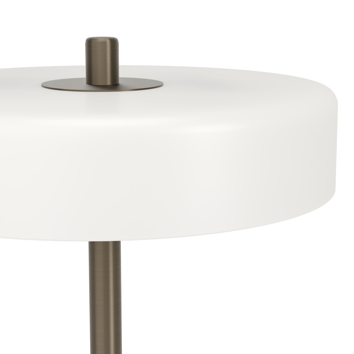Salve 33cm Bronze lampe de table De Eglo - L'alliance du verre opale blanc et des tons chauds du bronze fait de Salve une lampe de table d&eacute;corative qui trouvera parfaitement sa place sur une table d'appoint, un bureau ou pr&egrave;s d'une fen&ecirc;tre.