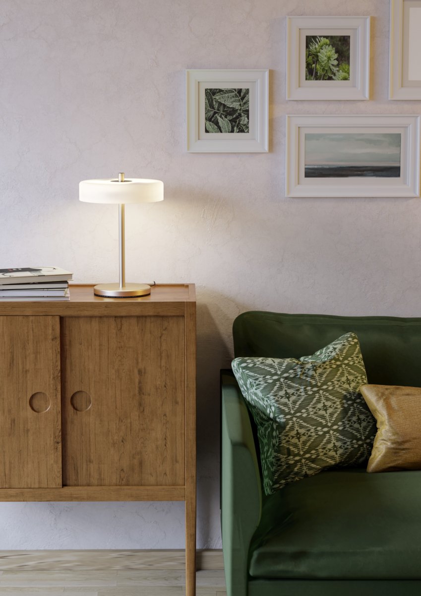 Salve 33cm Nickel lampe de table De Eglo - L'alliance du verre opale blanc et de l'élégante finition nickelée fait de Salve une lampe de table décorative qui trouvera parfaitement sa place sur une table d'appoint, un bureau ou près d'une fenêtre.