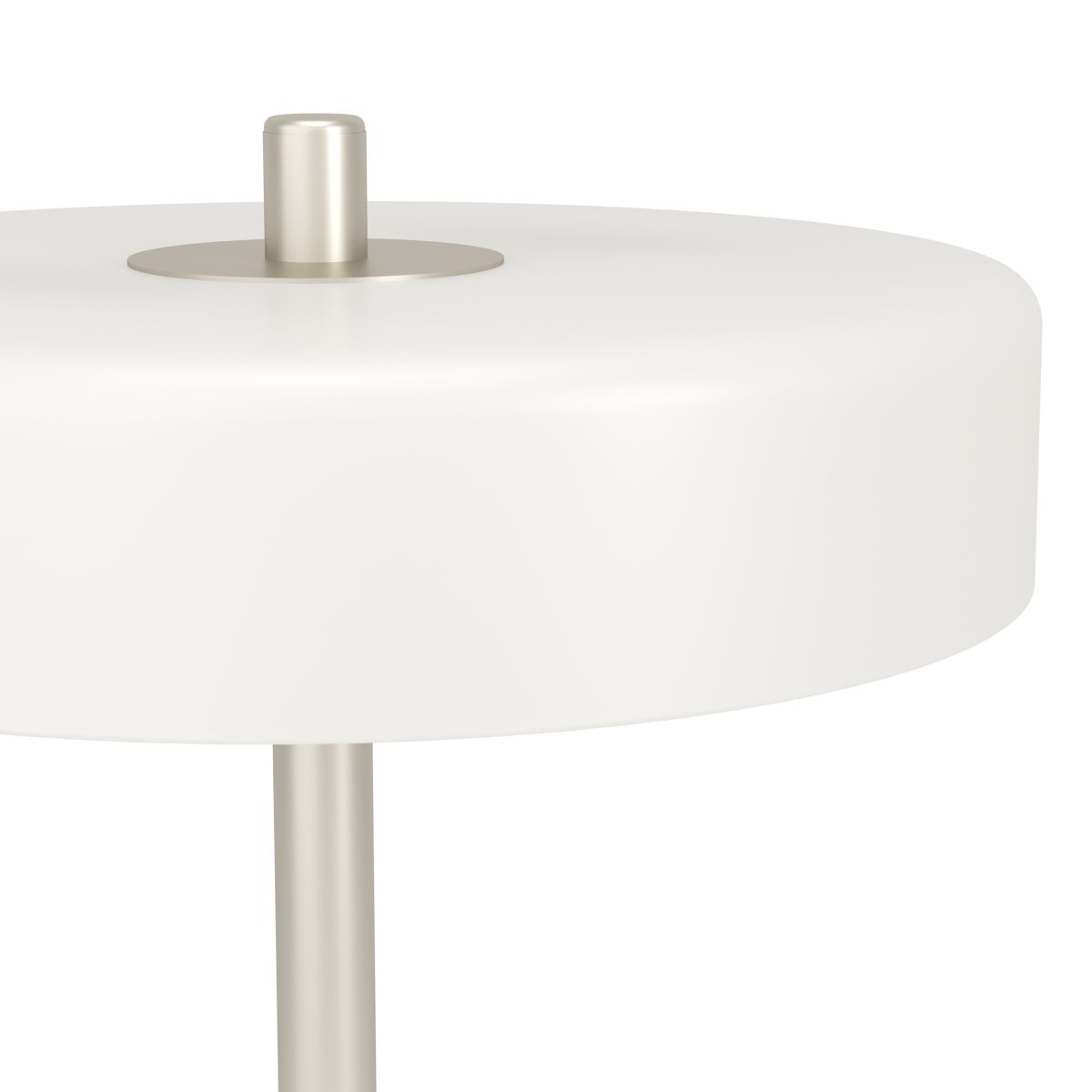 Salve 33cm Nickel lampe de table De Eglo - L'alliance du verre opale blanc et de l'élégante finition nickelée fait de Salve une lampe de table décorative qui trouvera parfaitement sa place sur une table d'appoint, un bureau ou près d'une fenêtre.