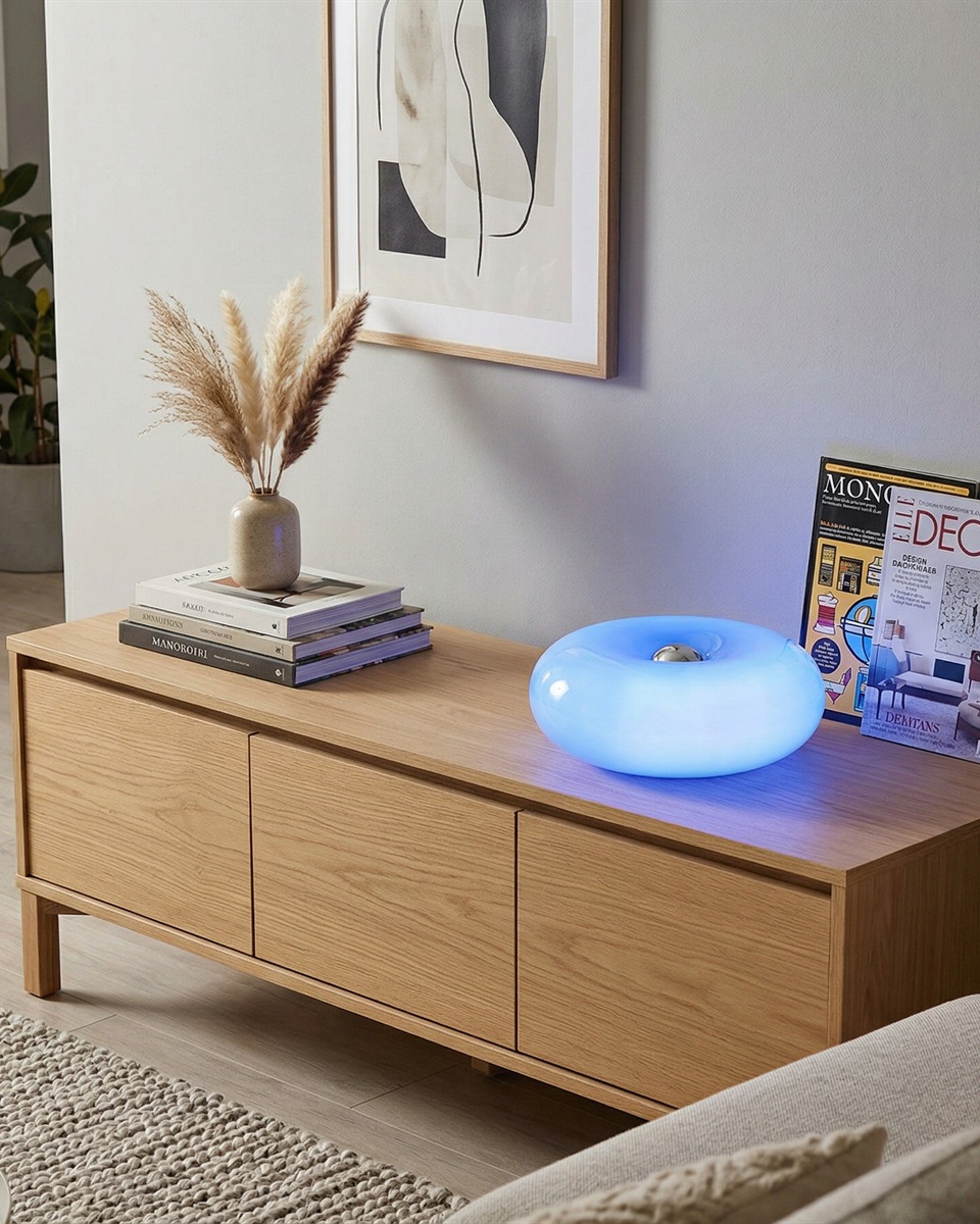 Basile 10cm Bleu lampe de table De Eglo - Basile est une lampe décorative en verre bleu ornée de détails argentés et aux formes douces et arrondies.