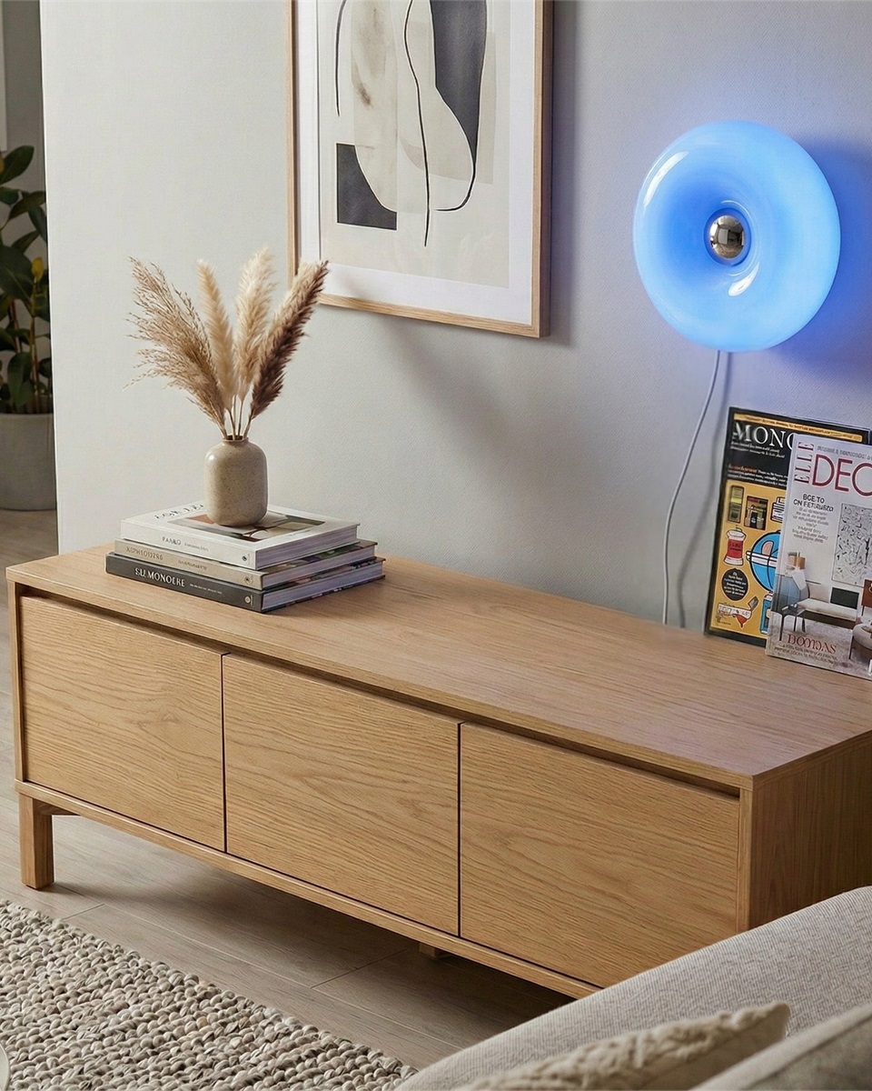 Basile 10cm Bleu lampe de table De Eglo - Basile est une lampe décorative en verre bleu ornée de détails argentés et aux formes douces et arrondies.