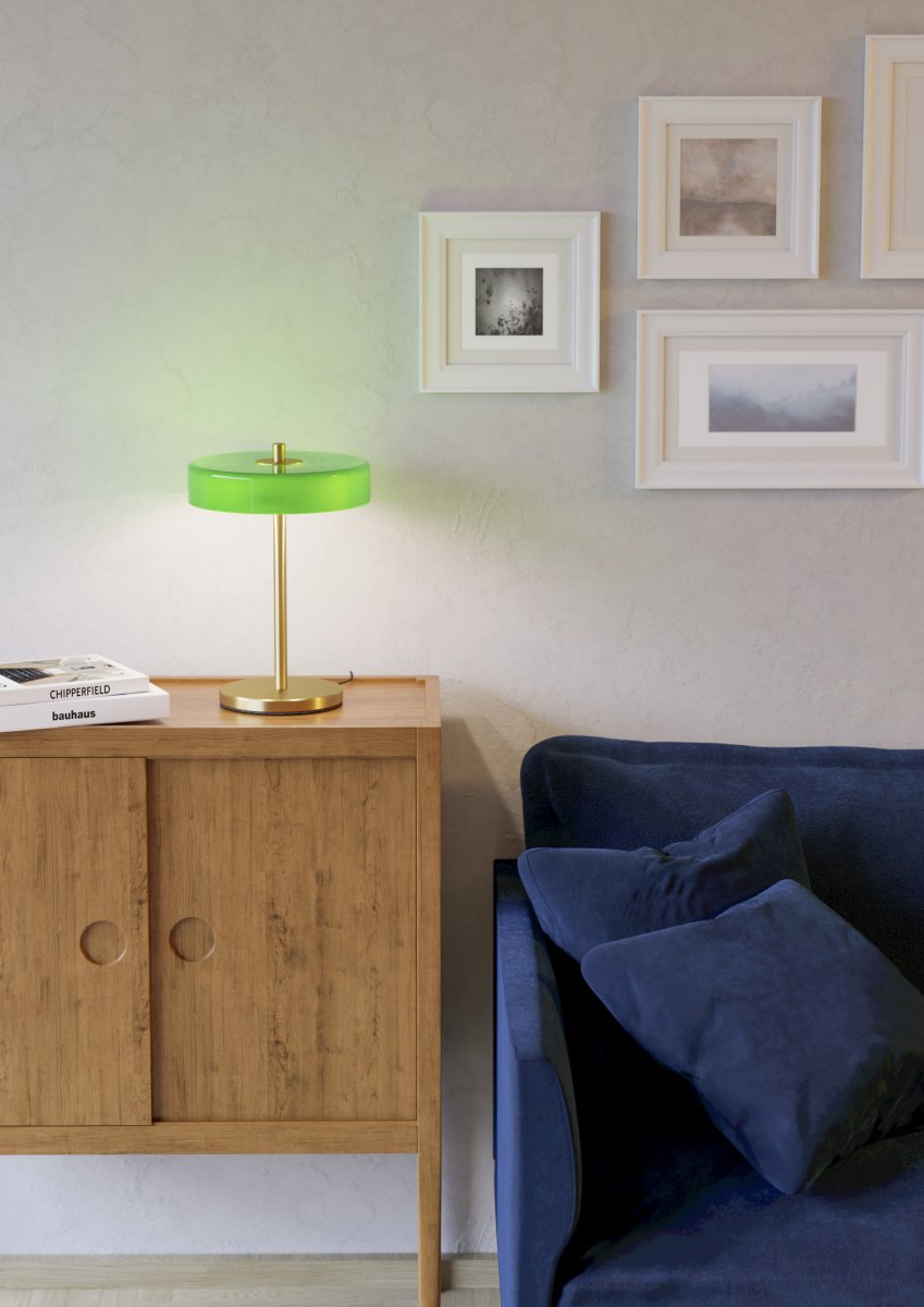 Salve 33cm Laiton lampe de table De Eglo - L'alliance du verre vert et du laiton aux tons chauds fait de Salve une lampe de table décorative qui trouvera parfaitement sa place sur une table d'appoint, un bureau ou près d'une fenêtre.