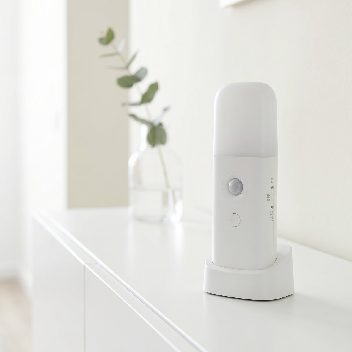 Merta Blanc portable De Eglo - Le bouton de la lampe permet de régler facilement la luminosité et la température de couleur (blanc chaud ou blanc froid) selon vos préférences.