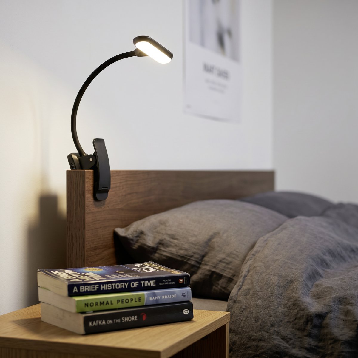 Yamenzi Noir portable De Eglo - Yamenzi est une lampe LED pratique et flexible dotée d'une pince permettant de la fixer à un bureau, une tête de lit ou une étagère, par exemple.