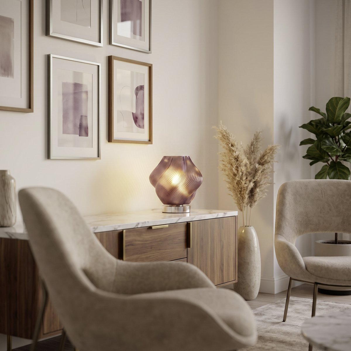 Vicenne 23cm Violet lampe de table De Eglo - Le verre côtelé et sa forme incurvée créent un motif saisissant, conférant à la lampe une allure unique, qu'elle soit allumée ou éteinte.