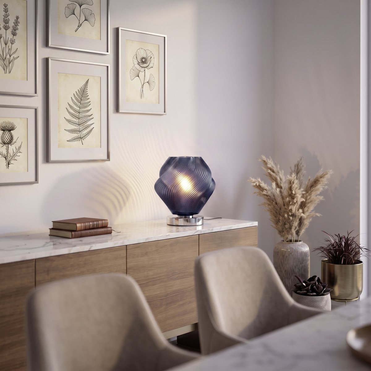 Vicenne 23cm Bleu lampe de table De Eglo - La suspension décorative Vicenne est en verre bleu avec des détails chromés.