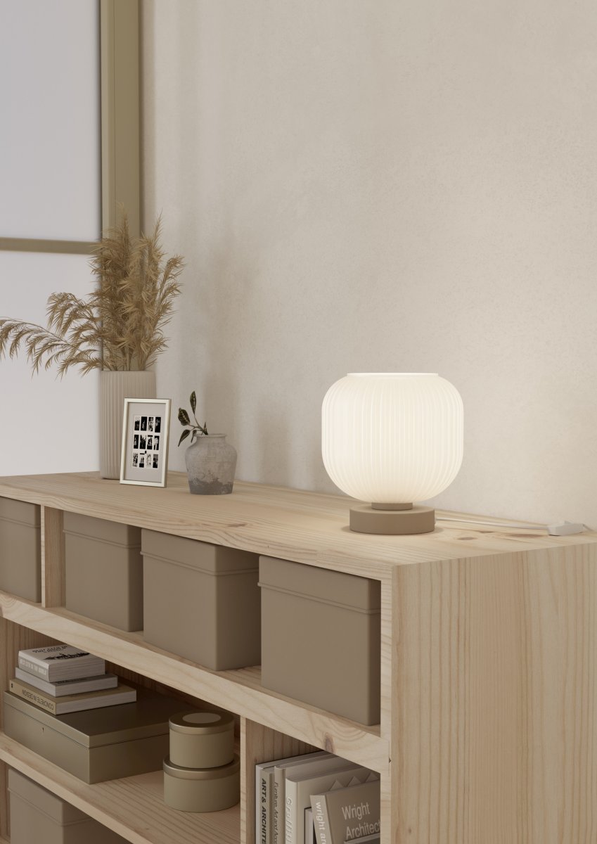Dasmina 22cm Blanc/sable lampe de table De Eglo - Grâce à sa palette de couleurs neutres, Dasmina s'intègre harmonieusement dans différents environnements : sur une table d'appoint, une table de chevet, un bureau ou près d'une fenêtre.