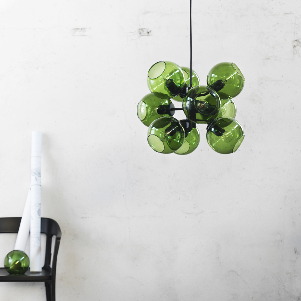 Tage 50 Ø45 Vert suspension De CO Bankeryd - La lampe convient pour être suspendue plus haut au plafond du salon, dans la chambre pour un éclairage général doux ou au-dessus de la table à manger, où elle joue un rôle et devient un accroche-regard expressif.