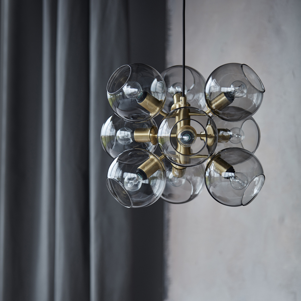 Tage 50 Ø45 Laiton suspension De CO Bankeryd - La lampe convient pour être suspendue plus haut au plafond du salon, dans la chambre pour un éclairage général doux ou au-dessus de la table à manger, où elle joue un rôle et devient un accroche-regard expressif.