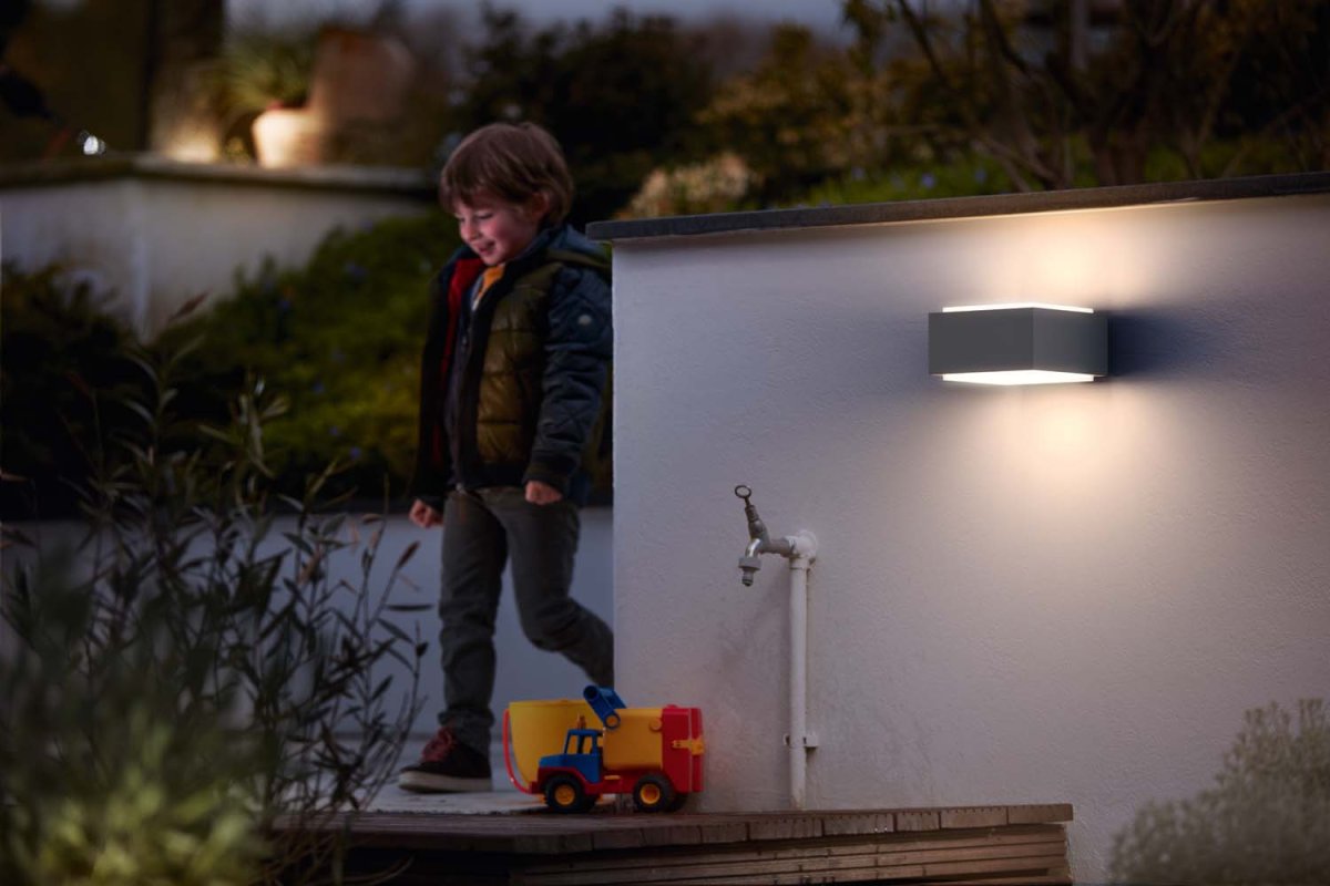 Hedgehog Gris lampe d’extérieur De Philips - Il diffuse la lumière vers le haut et vers le bas et fournit un éclairage mural efficace.