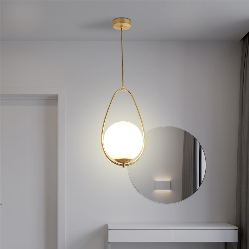 Avalon Ø23 Or suspension De Searchlight - Accrochez ce plafonnier élégant au design classique n'importe où dans votre maison - le verre opale rond combiné à la finition dorée crée une lueur douce et chaleureuse qui est parfaite pour le couloir, le salon ou au-dessus d'un escalier.