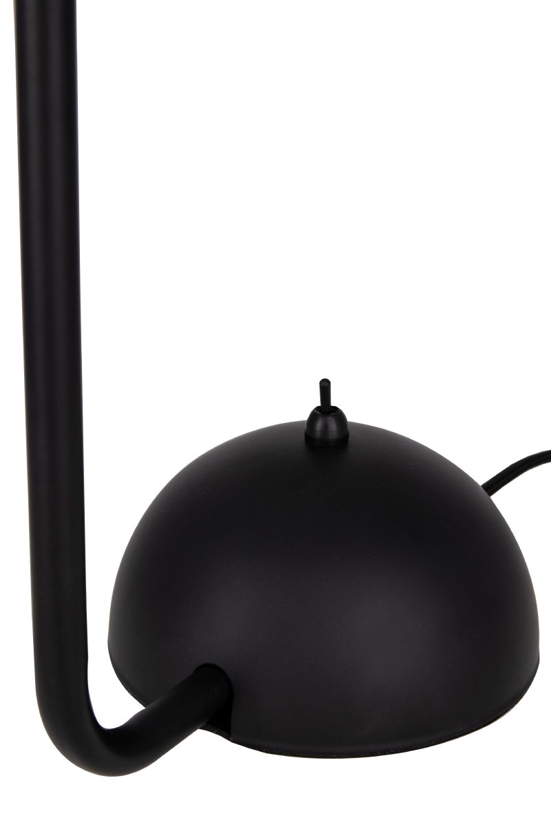 Swan 53cm Noir lampe de table De Globen Lighting - La lampe est en métal noir avec des détails en laiton brossé et dispose d'un câble textile noir de 200 cm de long avec un interrupteur.