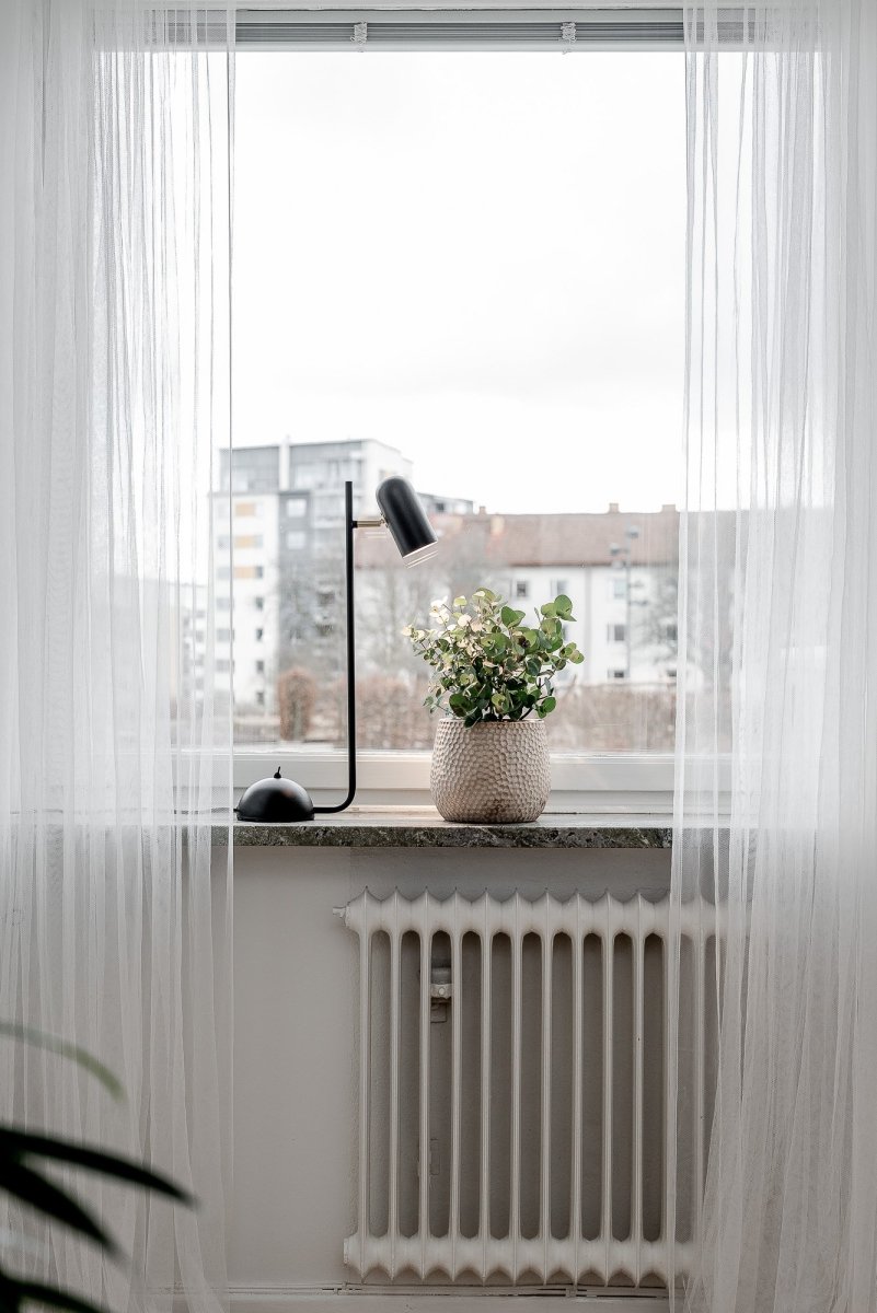 Swan 53cm Noir lampe de table De Globen Lighting - La lampe est en métal noir avec des détails en laiton brossé et dispose d'un câble textile noir de 200 cm de long avec un interrupteur.