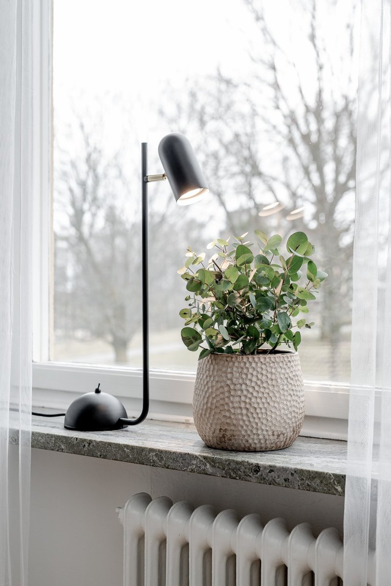 Swan 53cm Noir lampe de table De Globen Lighting - La lampe est en métal noir avec des détails en laiton brossé et dispose d'un câble textile noir de 200 cm de long avec un interrupteur.