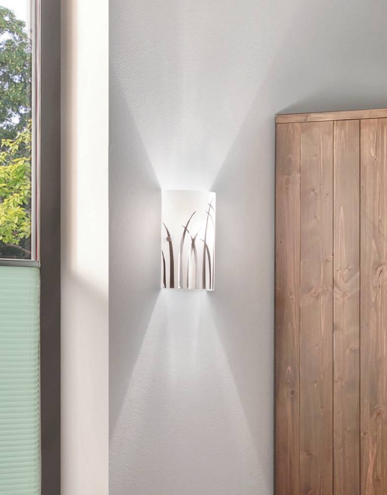 Rivato 25cm Blanc applique murale De Eglo - Les d&eacute;tails chrom&eacute;s en forme d'herbe cr&eacute;ent un d&eacute;cor subtil et &eacute;l&eacute;gant sur la surface en verre d&eacute;poli, qui diffuse une lumi&egrave;re douce et agr&eacute;able.