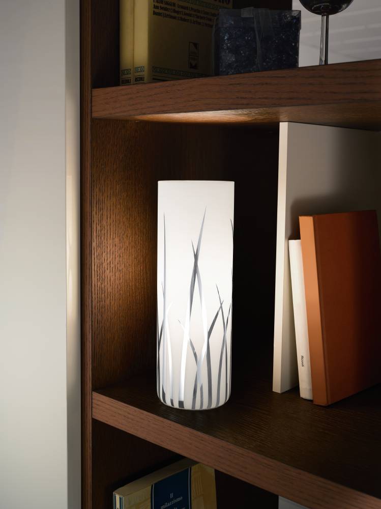 Rivato 26cm Blanc lampe de table De Eglo - Les détails chromés en forme d'herbe créent un décor subtil et élégant sur la surface en verre dépoli, qui diffuse une lumière douce et agréable.