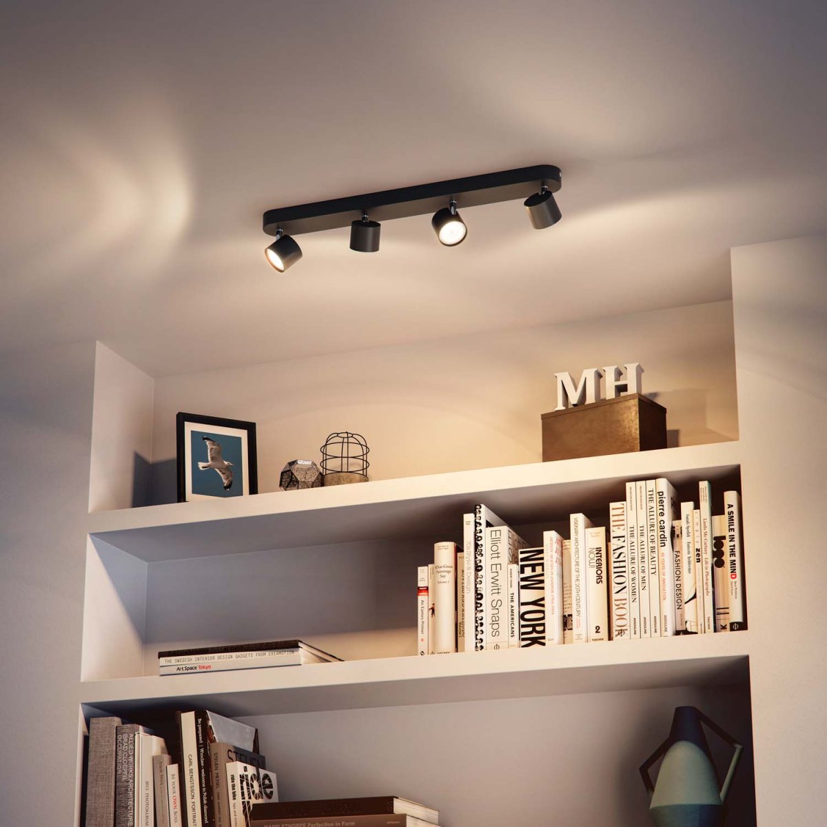 Star 4 Noir spot De Philips - Avec ce spot LED à intensité variable de Philips, vous pouvez régler doucement l'intensité lumineuse à votre convenance, d'une lumière vive et fonctionnelle pour les tâches quotidiennes à une lumière douce pour les moments de détente.