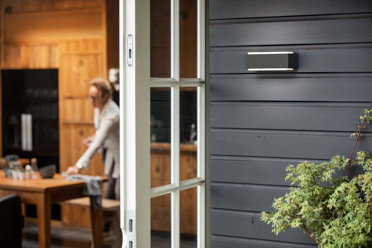 Stratosphere Anthracite lampe d’extérieur De Philips - Cet éclairage extérieur hautement efficace utilise une nouvelle technologie révolutionnaire pour réduire les émissions de carbone, le gaspillage de matériaux et la consommation d'énergie.