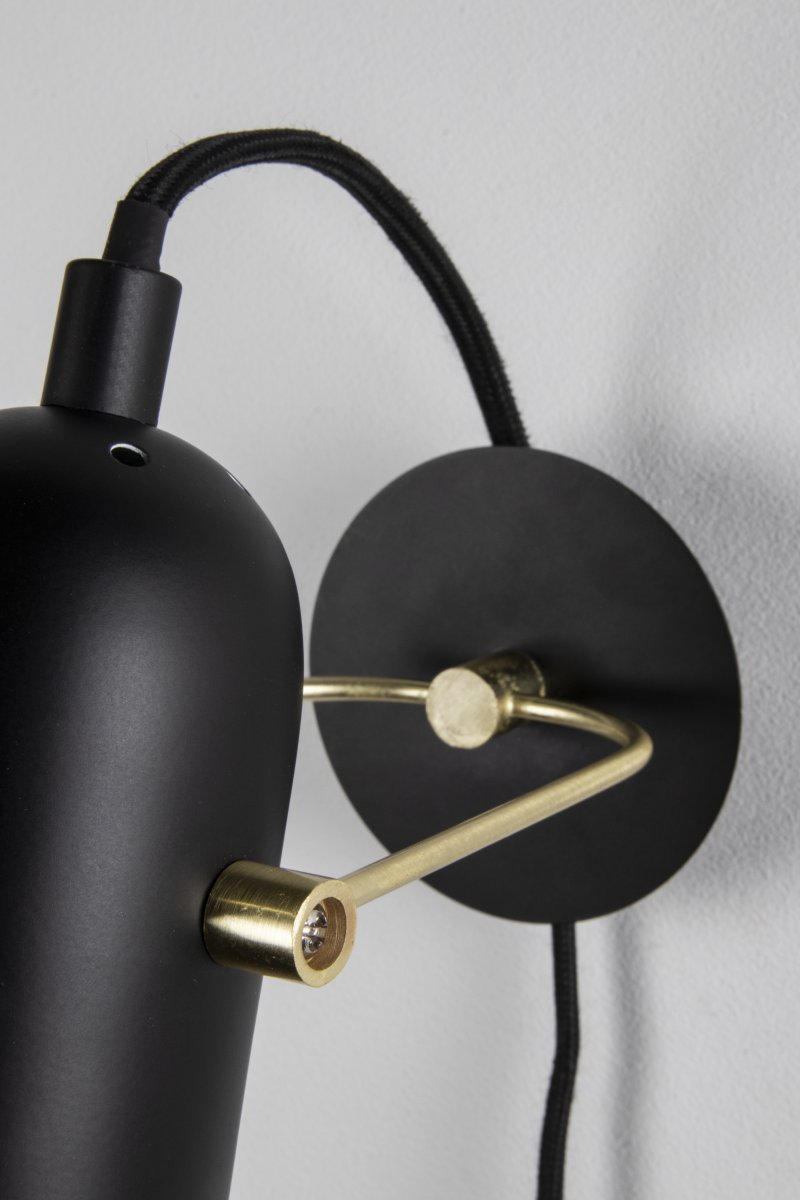 Swan mini Noir lampe de lecture De Globen Lighting - Swan est une applique murale &eacute;l&eacute;gante et moderne aux lignes douces et courbes, con&ccedil;ue par Malin Lundmark.