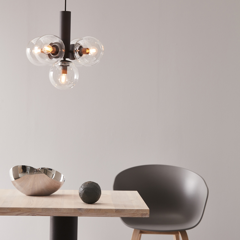 Avenue Ø43 Noir suspension De CO Bankeryd - Avenue est un plafonnier en métal et en verre qui crée une impression calme et simple.