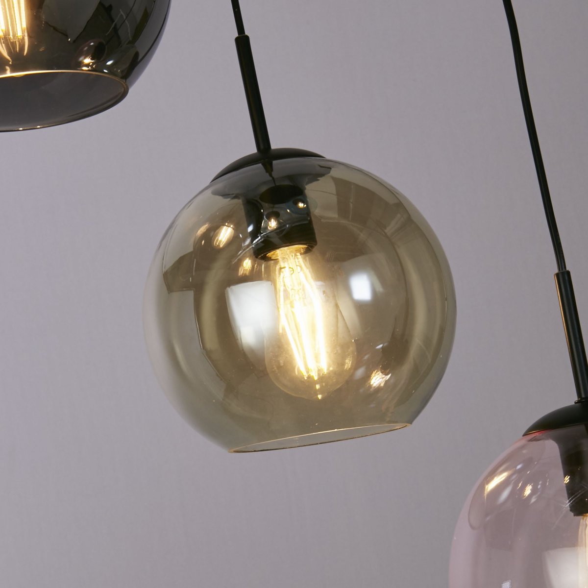 Mardi Gras Ø50 Multicolore suspension De Searchlight - La lampe est fabriquée en acier robuste et en verre avec une surface brillante qui reflète la lumière et offre une brillance supplémentaire.