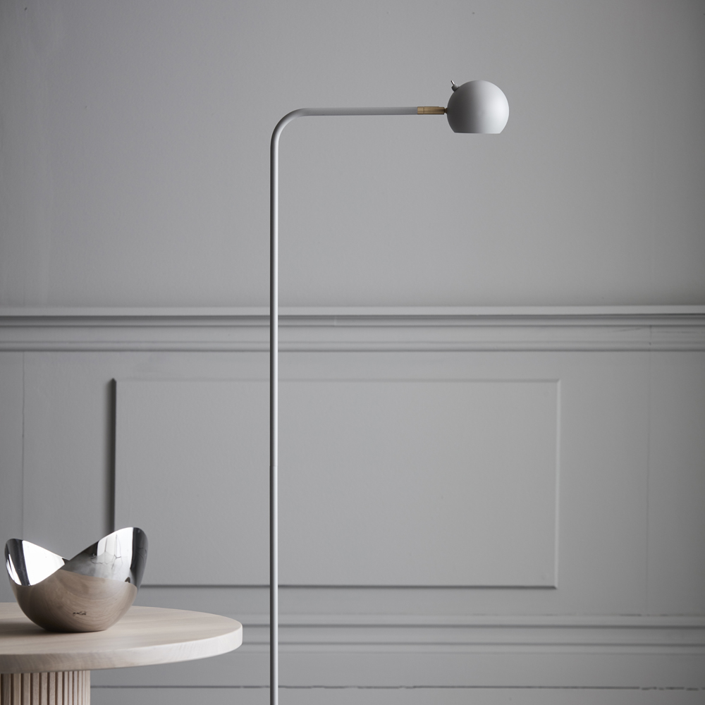 Yes! Gris lampadaire De CO Bankeryd - Il est tout aussi pratique pour lire le soir et ajoute du caractère à la pièce avec son effet sculptural pendant la journée.