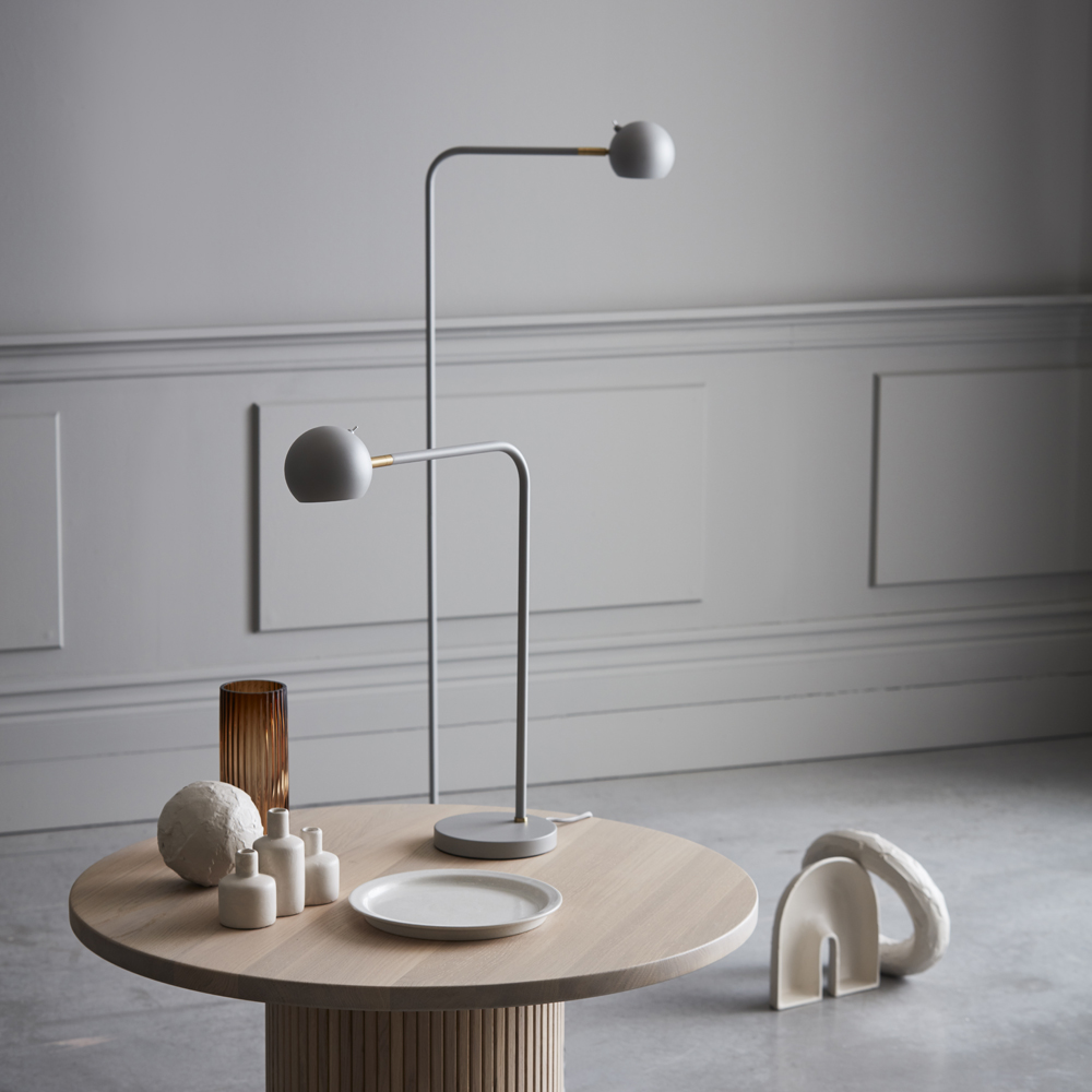 Yes! Gris lampadaire De CO Bankeryd - Il est tout aussi pratique pour lire le soir et ajoute du caractère à la pièce avec son effet sculptural pendant la journée.