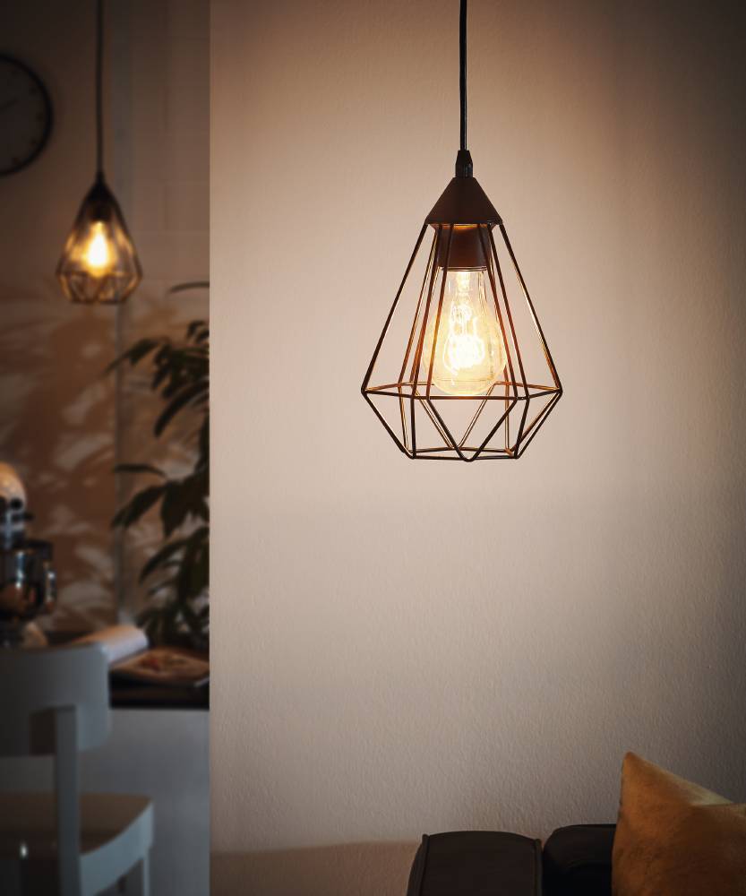 Tarbes Ø17 Noir suspension De Eglo - Parfait pour créer une ambiance tendance et minimaliste au-dessus de la cuisine, de la table à manger ou du couloir.