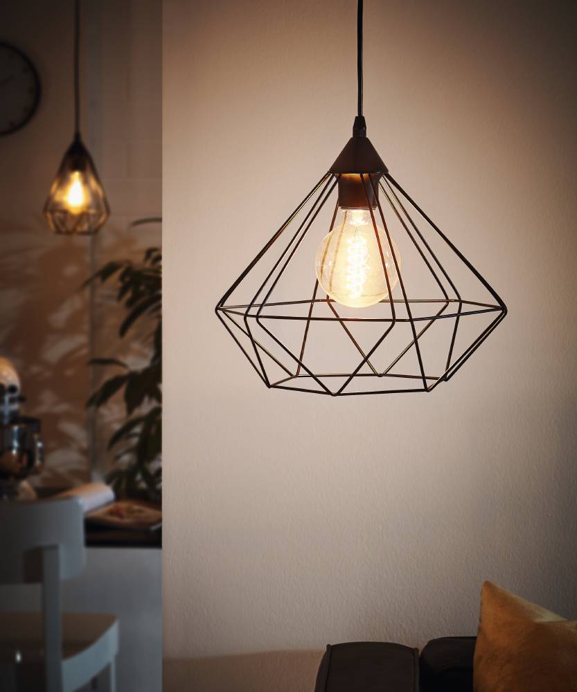 Tarbes Ø32 Noir suspension De Eglo - Parfait pour créer une ambiance tendance et minimaliste au-dessus de la cuisine, de la table à manger ou du couloir.