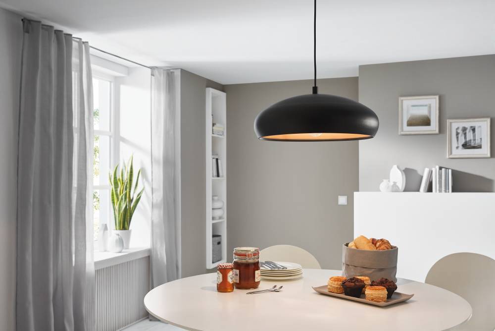Mogano Ø40 Noir suspension De Eglo - Avec sa forme doucement arrondie en finition noire et cuivre, il cr&eacute;e une atmosph&egrave;re chaleureuse et cosy, parfaite pour la salle &agrave; manger, le salon ou le couloir.
