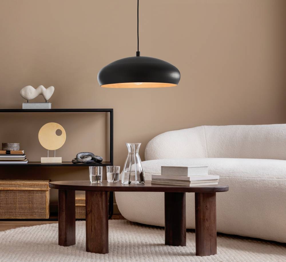 Mogano Ø40 Noir suspension De Eglo - Avec sa forme doucement arrondie en finition noire et cuivre, il cr&eacute;e une atmosph&egrave;re chaleureuse et cosy, parfaite pour la salle &agrave; manger, le salon ou le couloir.